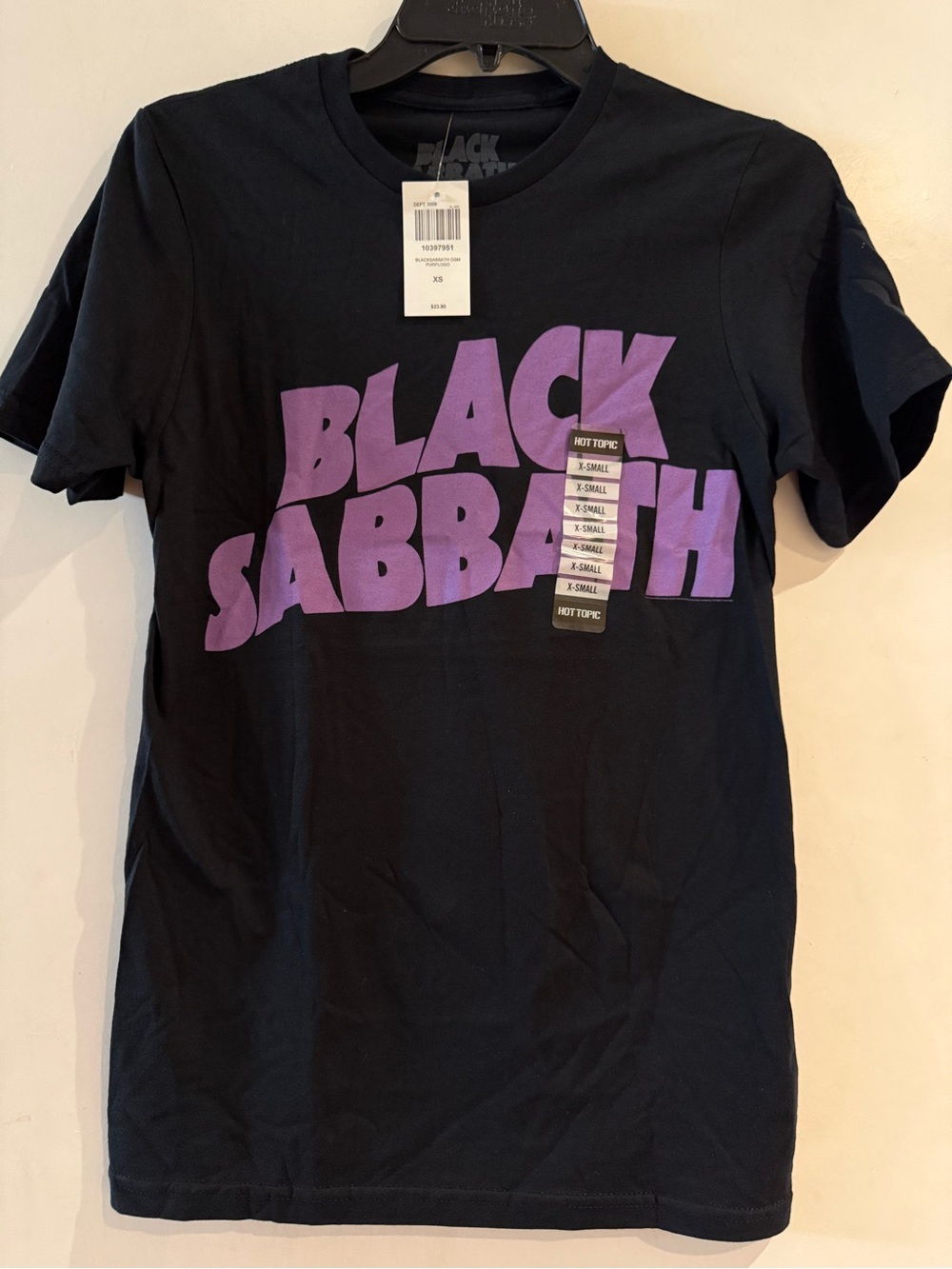 Brand new with tags
BLACK SABBATH T-Shirt Purple Logo size XS